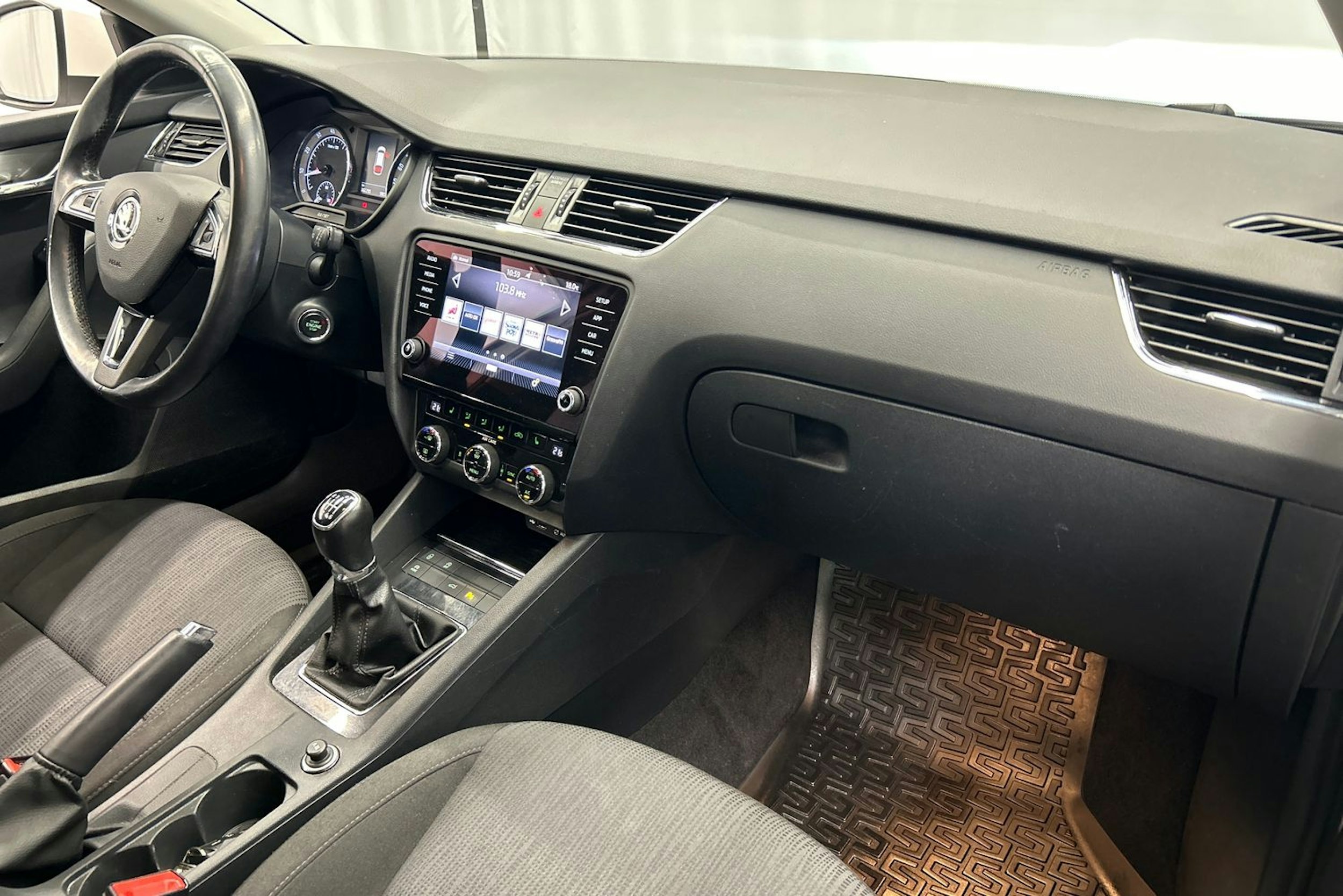 valkoinen Skoda Octavia 2018 kuva 12.