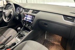 valkoinen Skoda Octavia 2018 kuva 12.