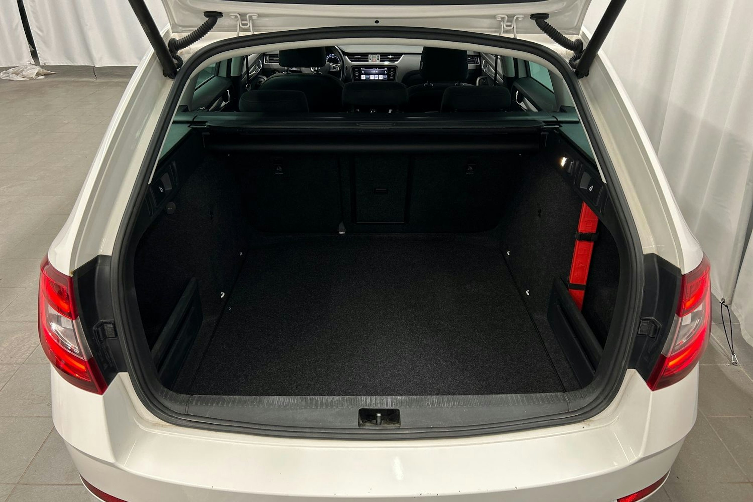 valkoinen Skoda Octavia 2018 kuva 13.