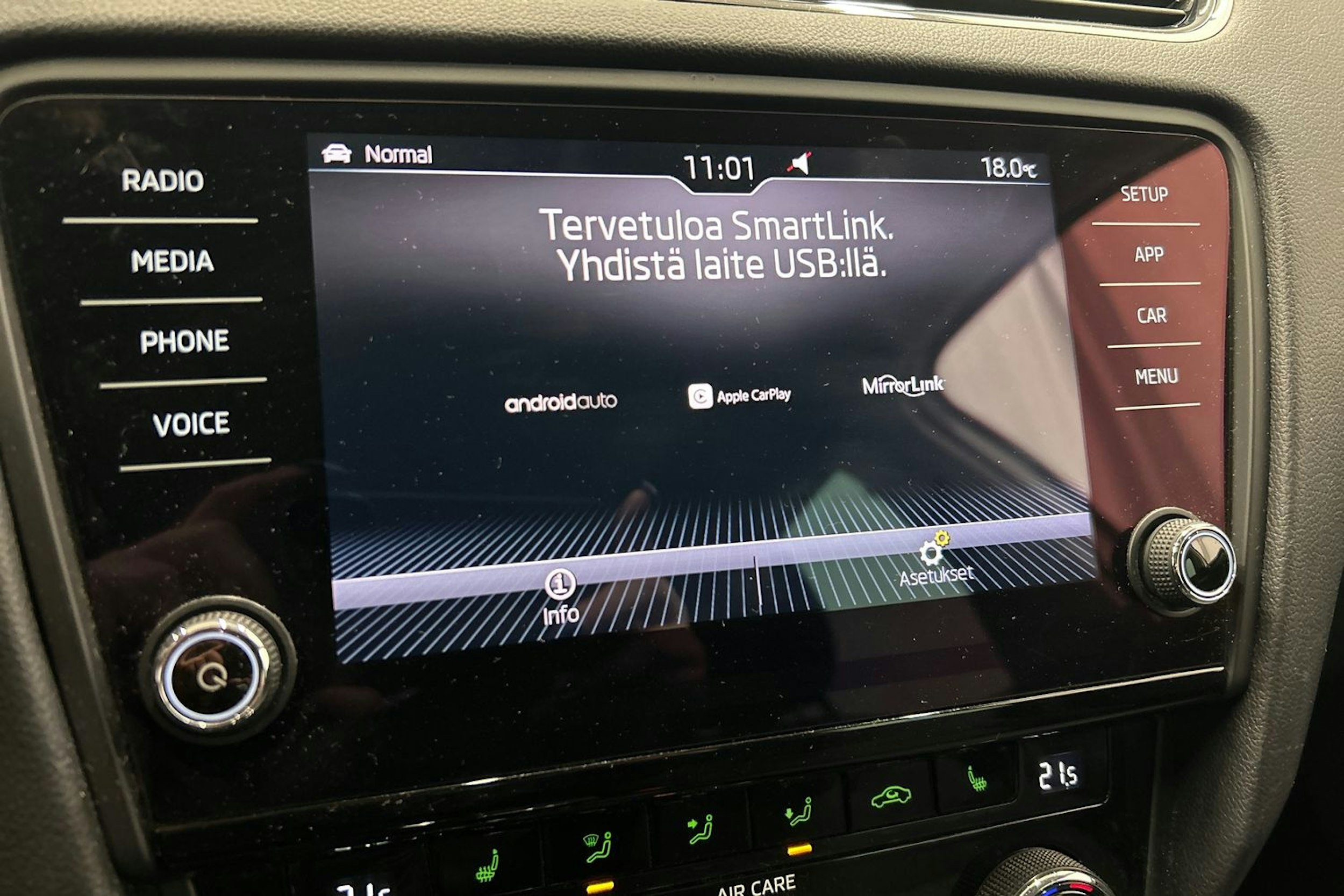 valkoinen Skoda Octavia 2018 kuva 22.