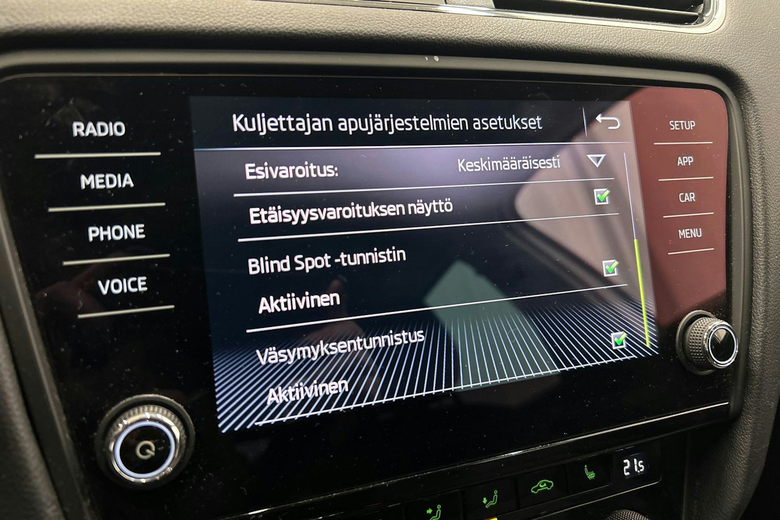 valkoinen Skoda Octavia 2018 kuva 24.