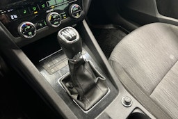 valkoinen Skoda Octavia 2018 kuva 26.