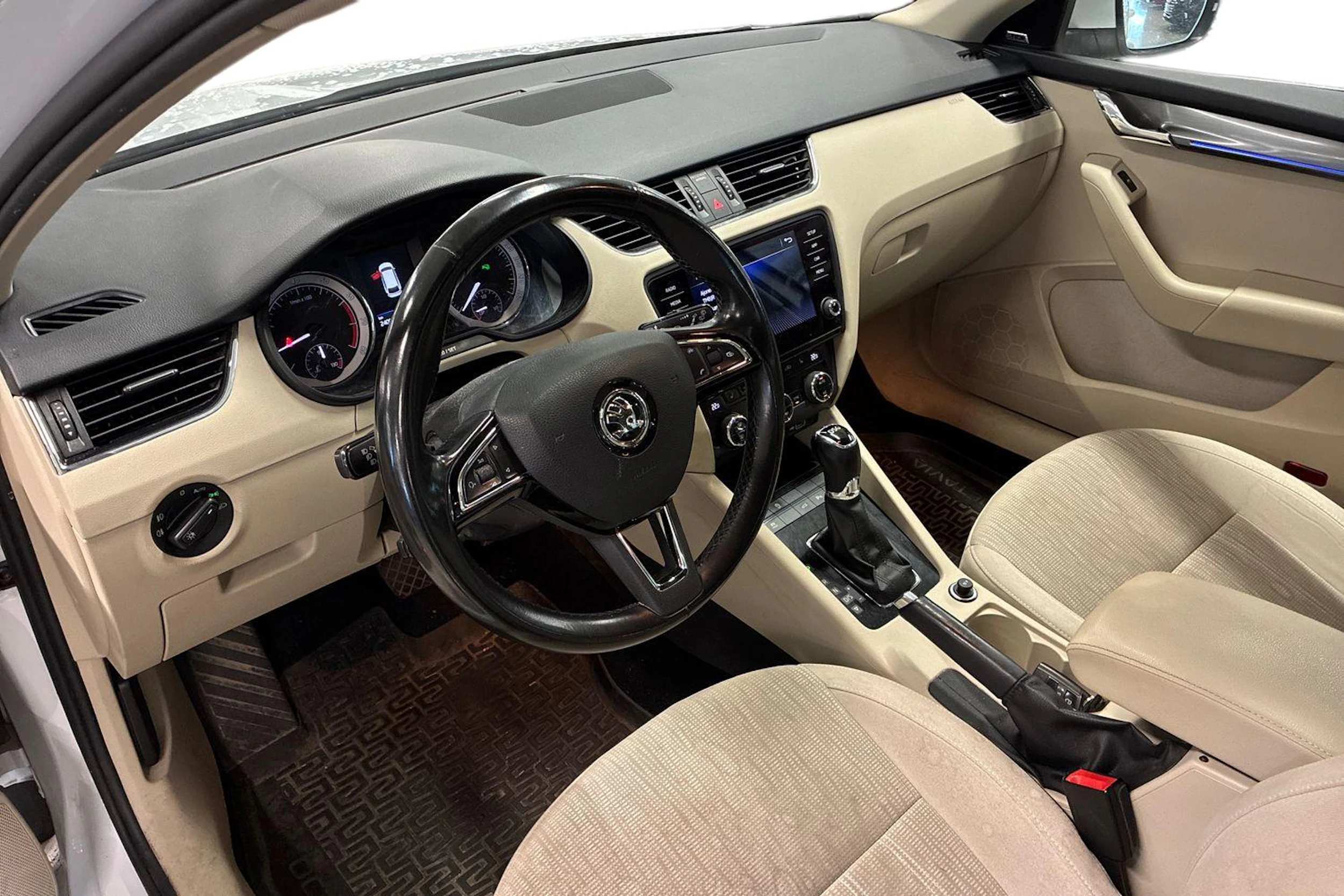valkoinen Skoda Octavia 2018 kuva 3.