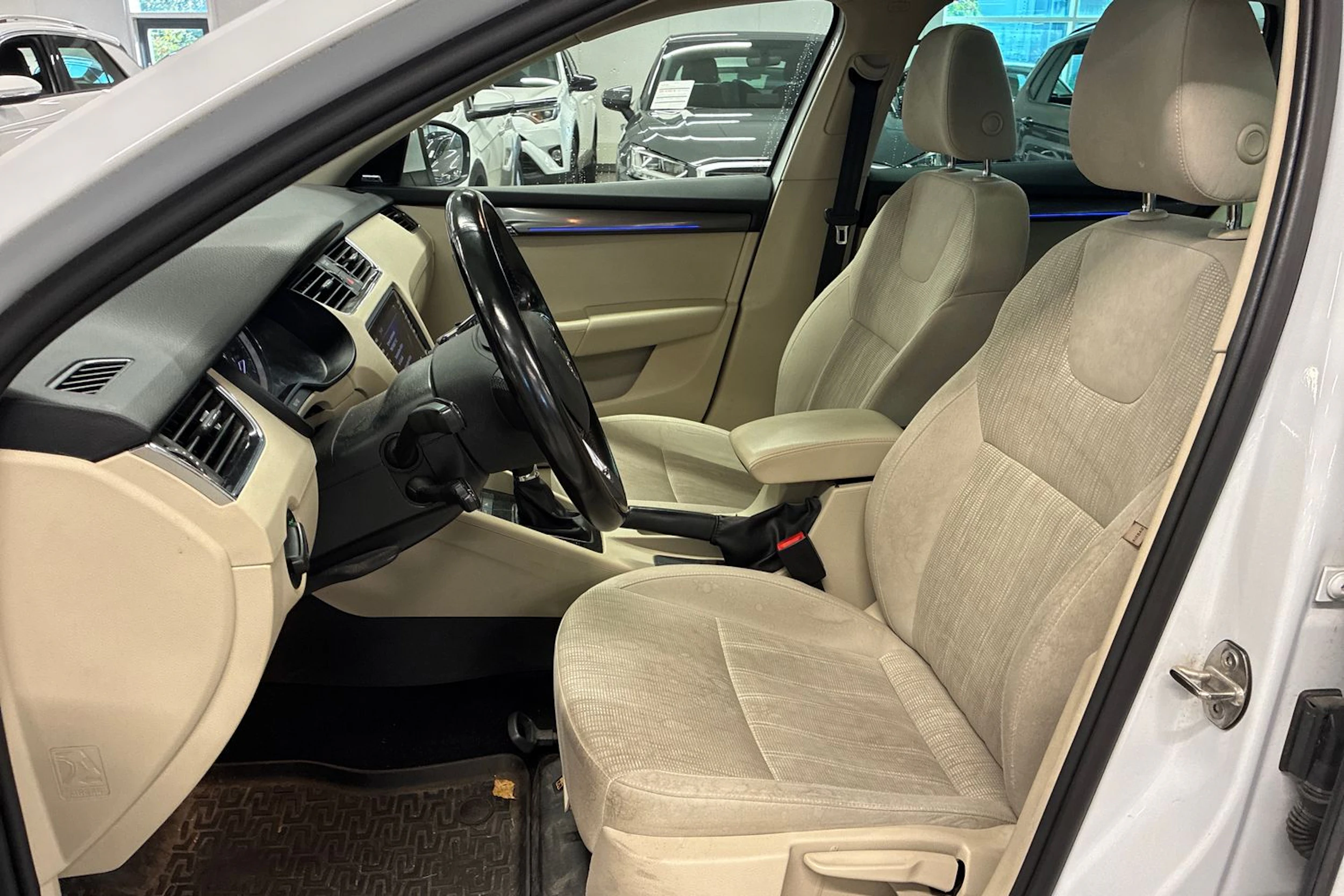 valkoinen Skoda Octavia 2018 kuva 4.
