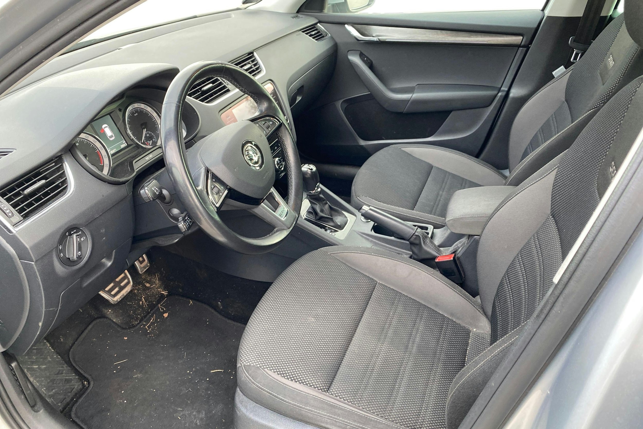Harmaa Skoda OCTAVIA 2018 kuva 3.