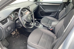 Harmaa Skoda OCTAVIA 2018 kuva 3.