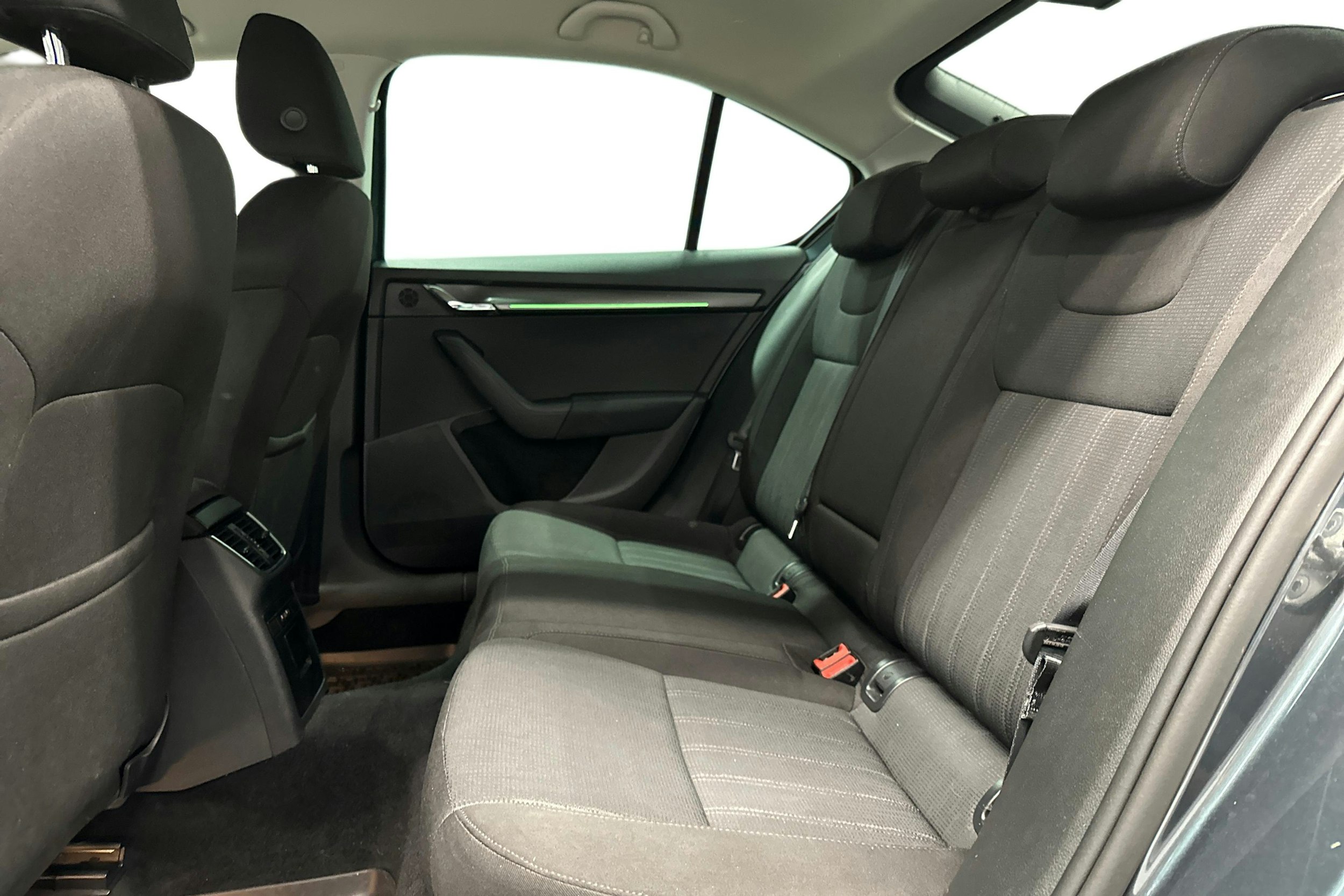 harmaa Skoda Octavia 2018 kuva 10.