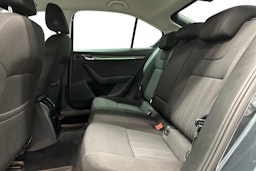 harmaa Skoda Octavia 2018 kuva 10.