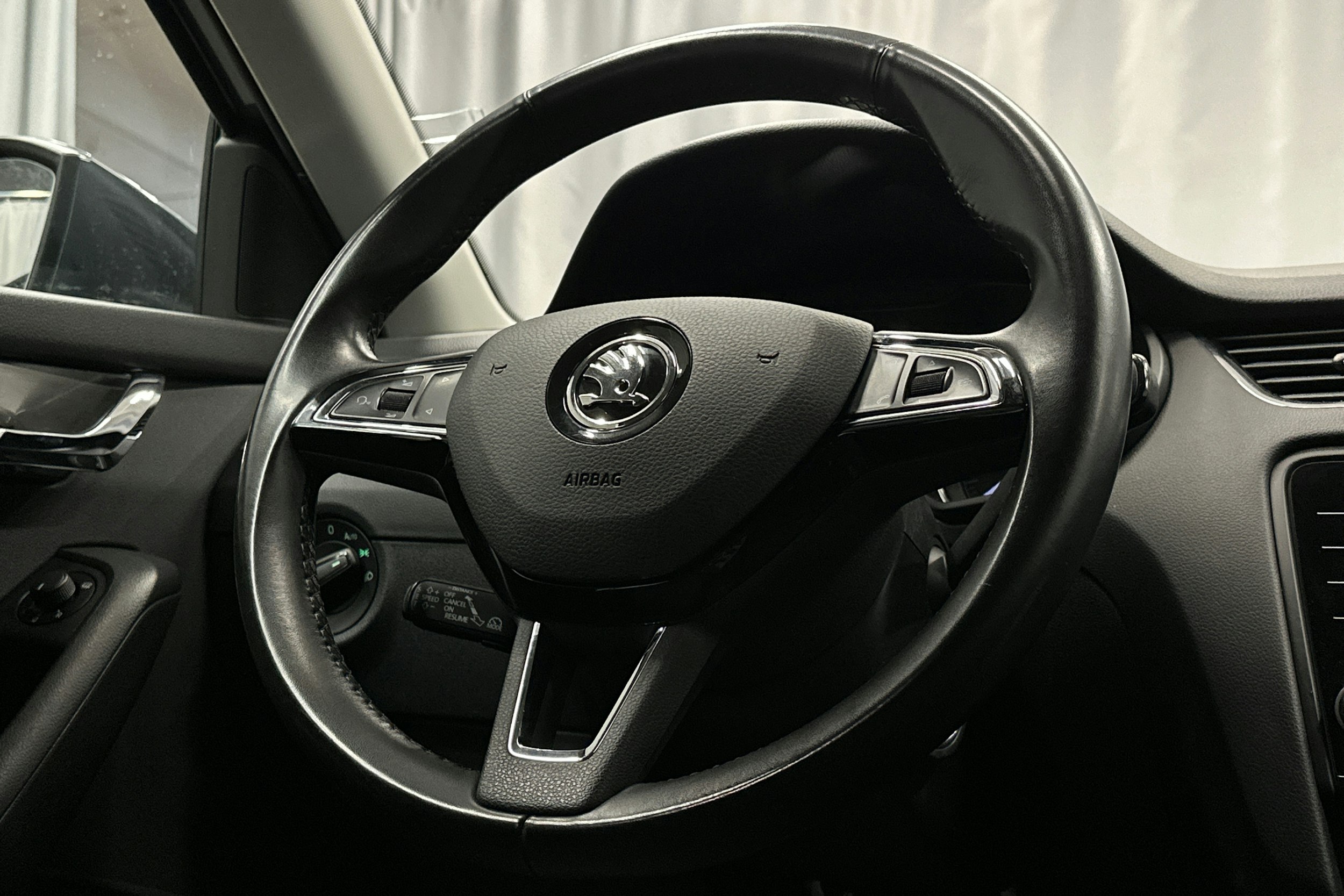 harmaa Skoda Octavia 2018 kuva 17.