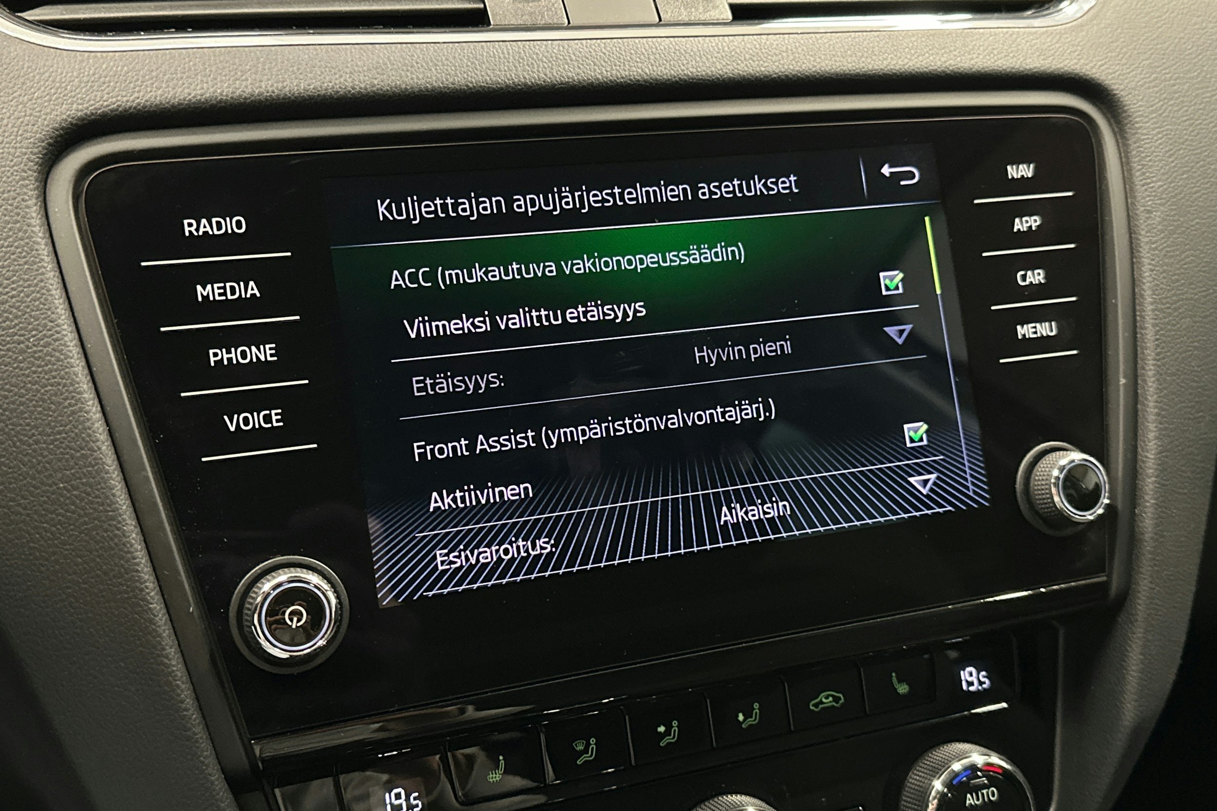 harmaa Skoda Octavia 2018 kuva 24.