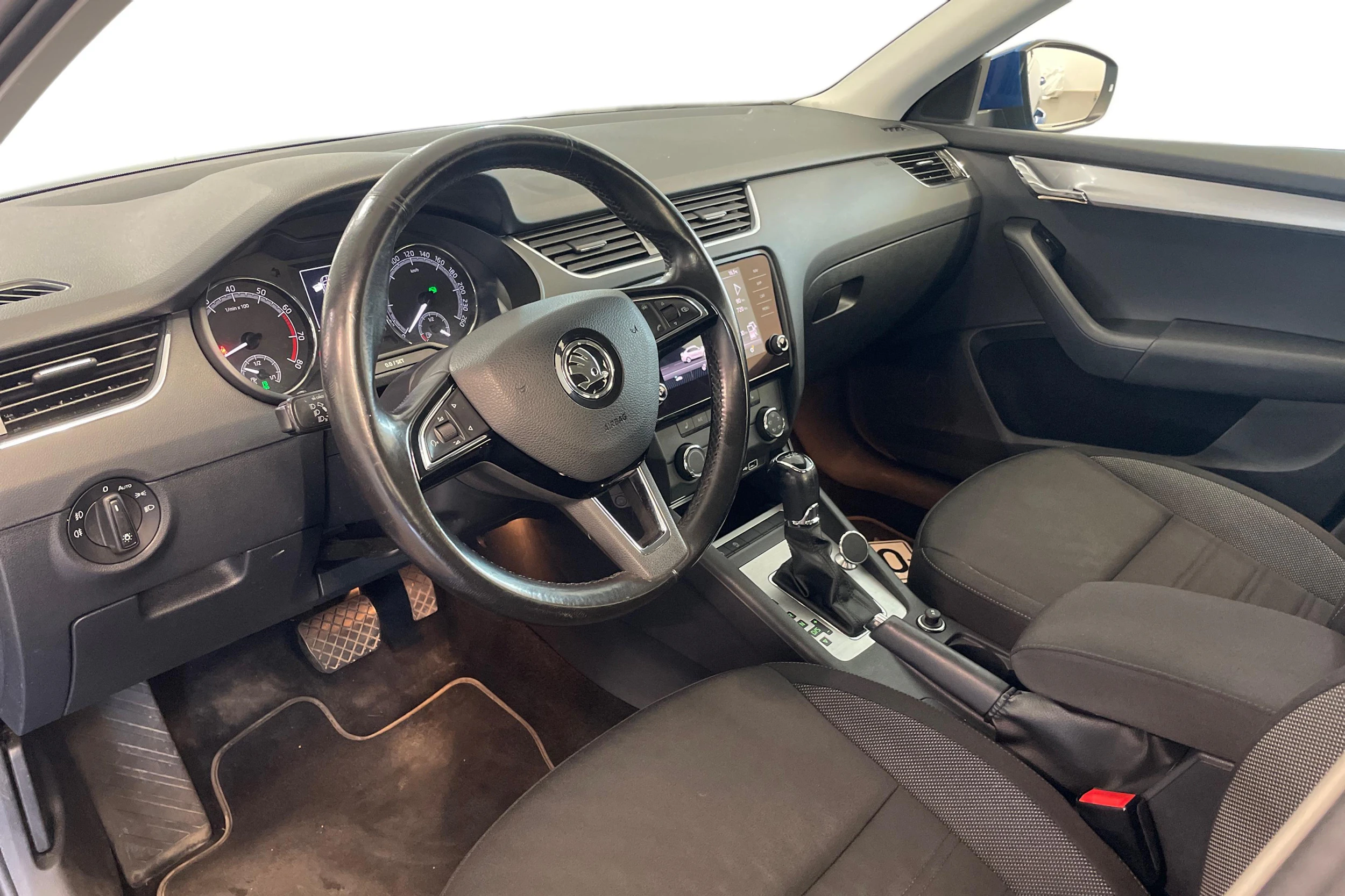 sininen Skoda Octavia 2018 kuva 8.