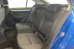sininen Skoda Octavia 2018 kuva 11.