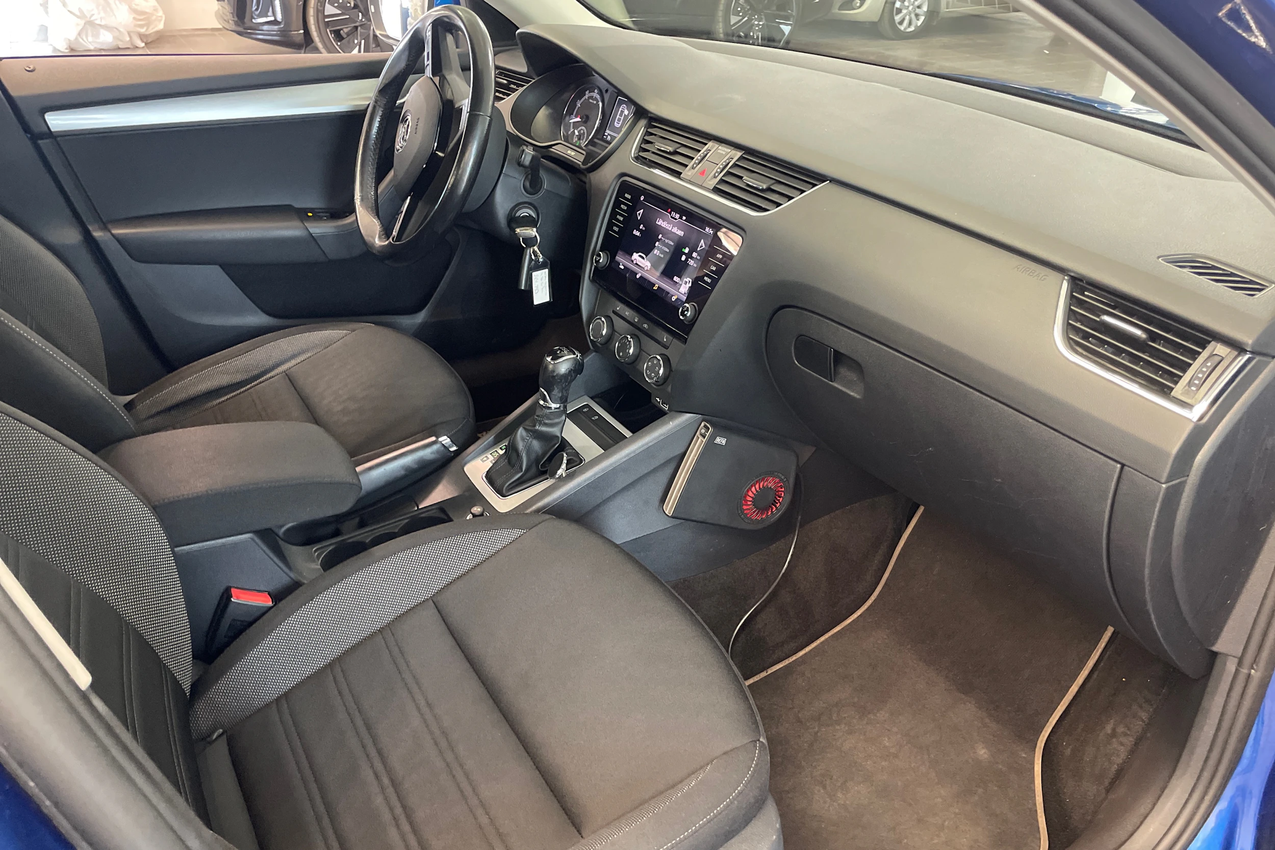 sininen Skoda Octavia 2018 kuva 19.