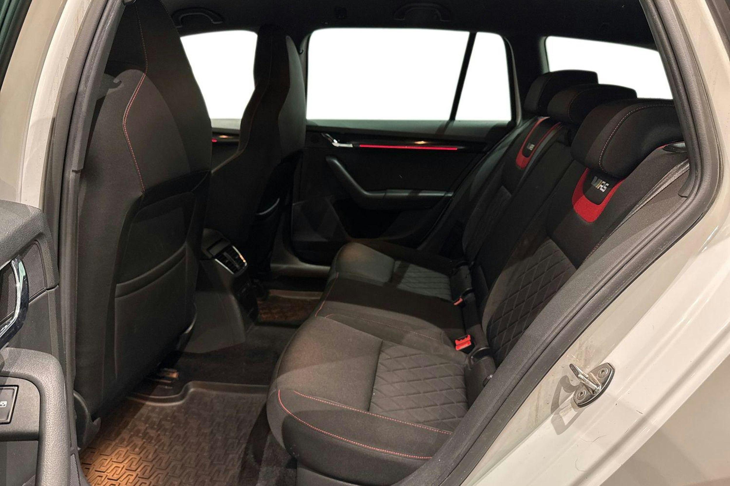 valkoinen Skoda Octavia 2018 kuva 10.