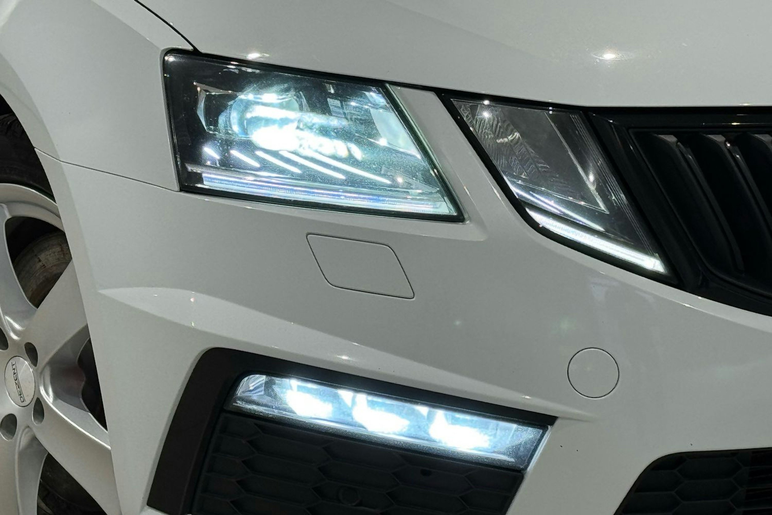 valkoinen Skoda Octavia 2018 kuva 15.