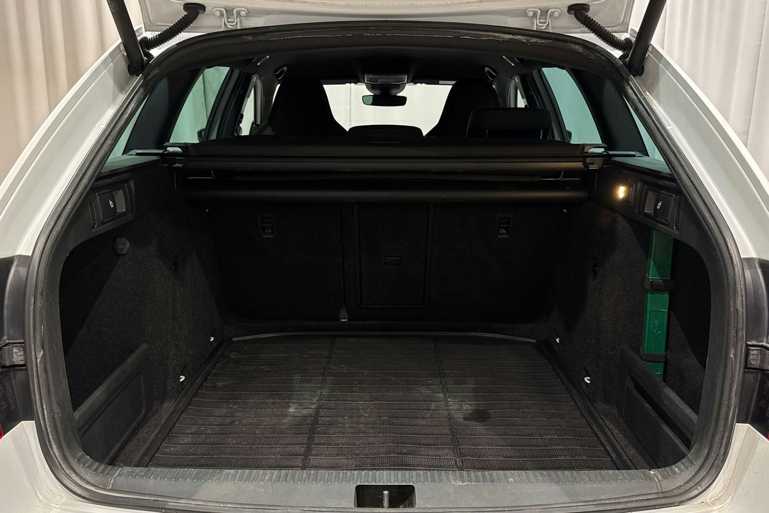 valkoinen Skoda Octavia 2018 kuva 16.