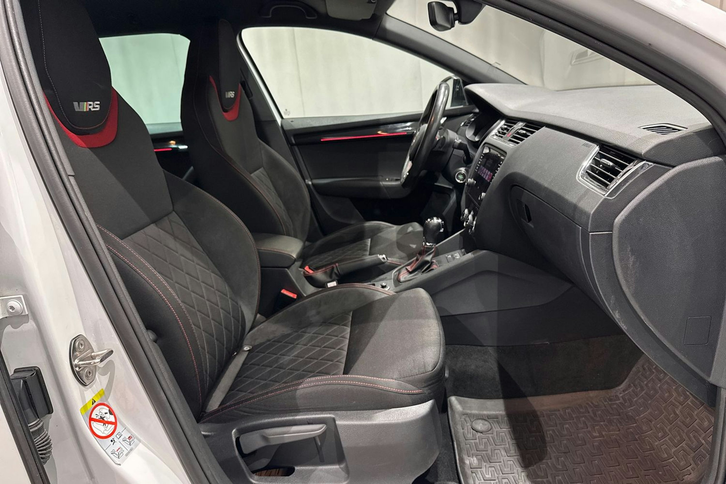 valkoinen Skoda Octavia 2018 kuva 18.