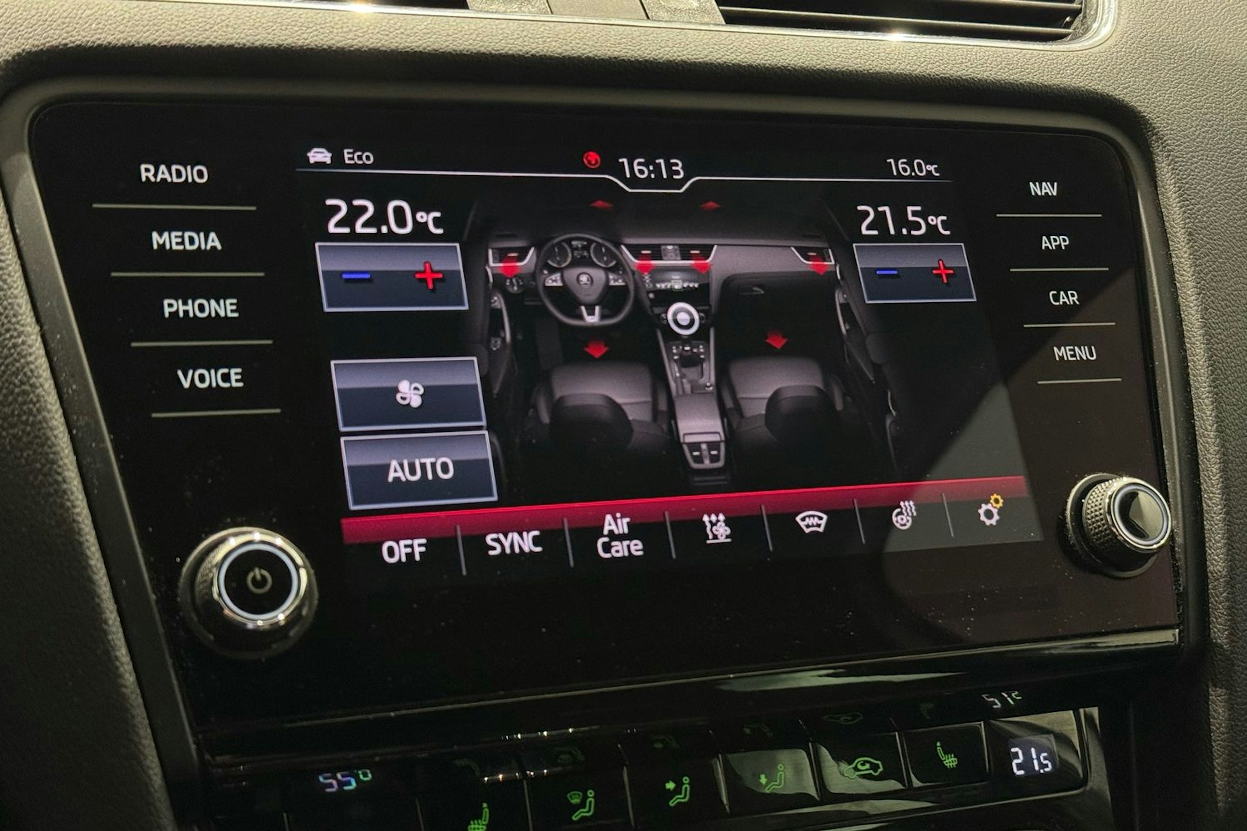 valkoinen Skoda Octavia 2018 kuva 24.