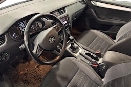 sininen Skoda Octavia 2018 kuva 3.