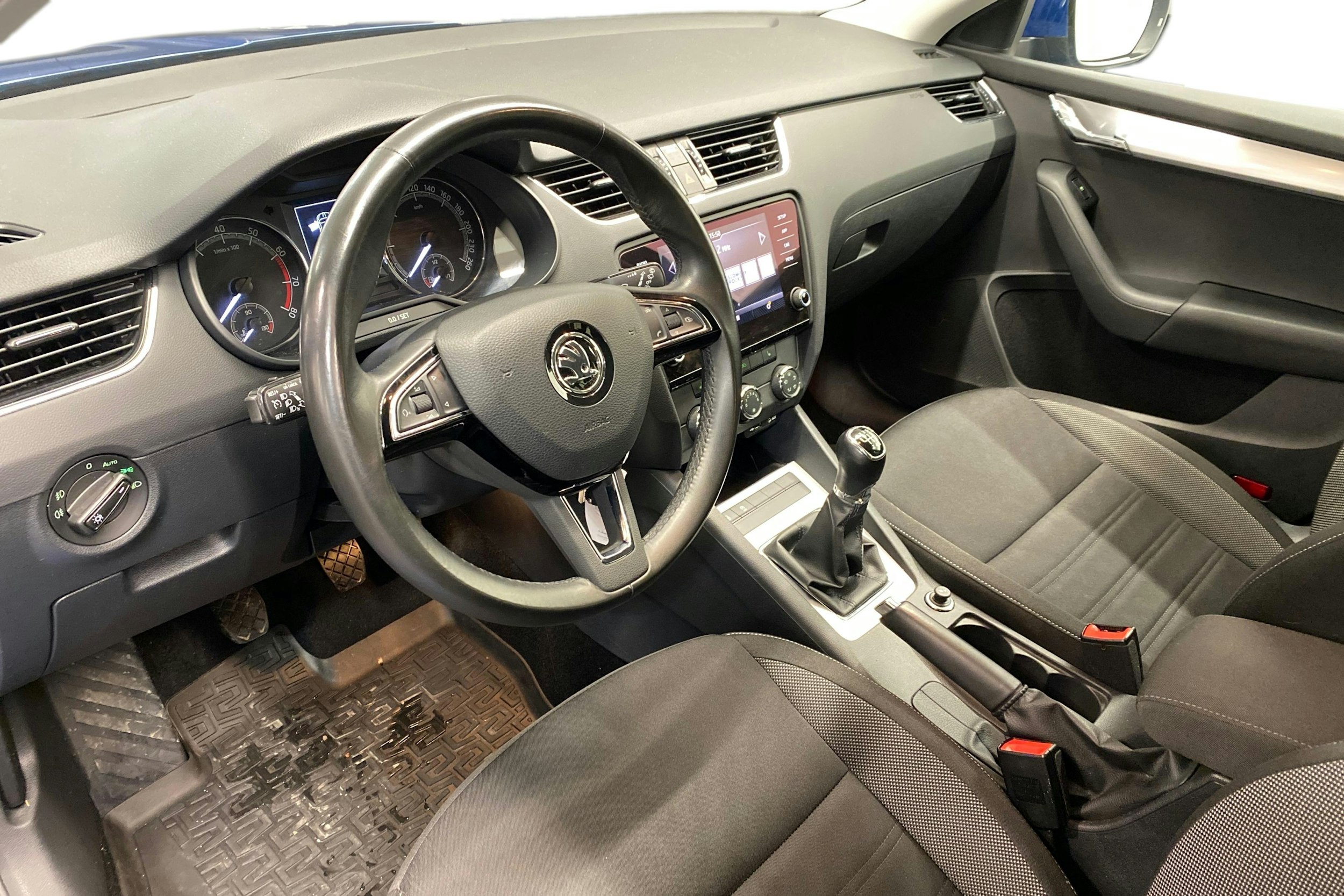 sininen Skoda Octavia 2018 kuva 7.