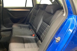 sininen Skoda Octavia 2018 kuva 10.