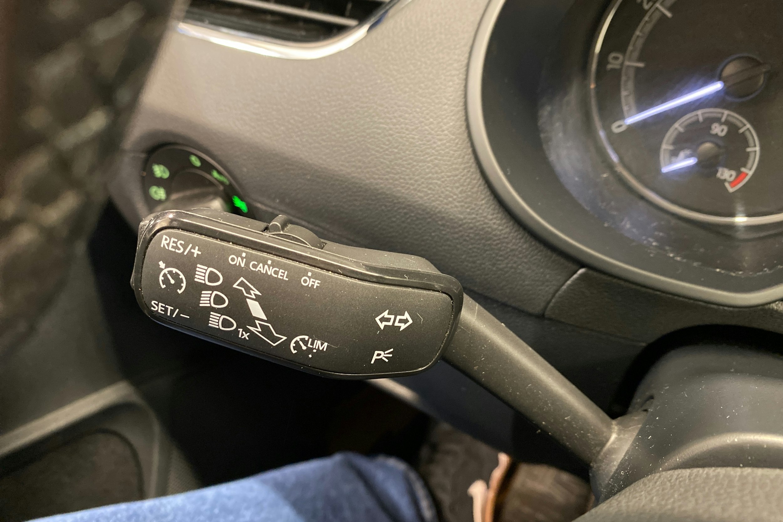 sininen Skoda Octavia 2018 kuva 14.