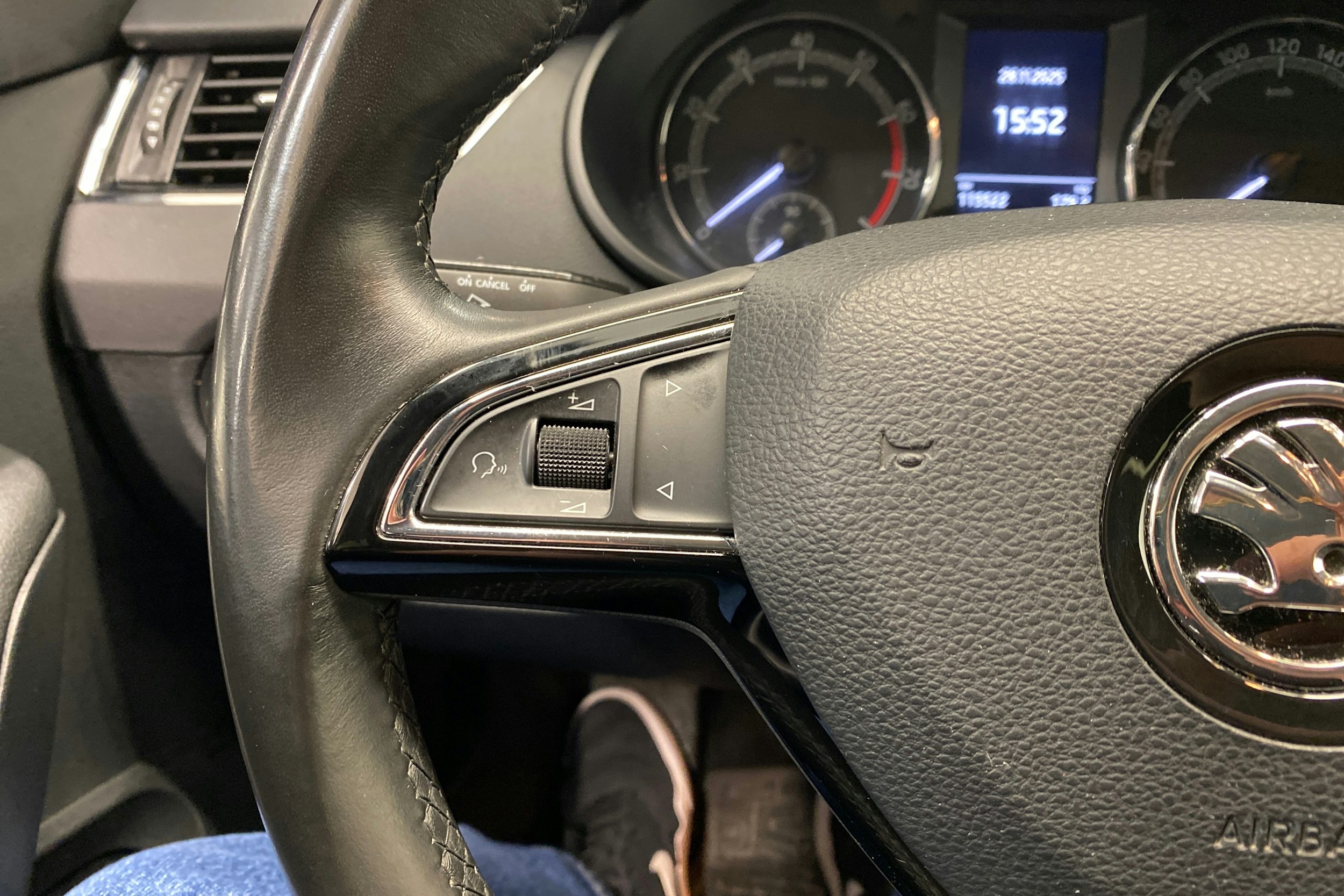 sininen Skoda Octavia 2018 kuva 15.