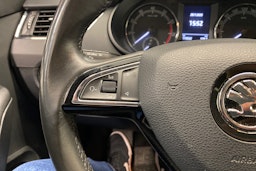 sininen Skoda Octavia 2018 kuva 15.