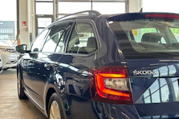 sininen Skoda Octavia 2018 kuva 5.