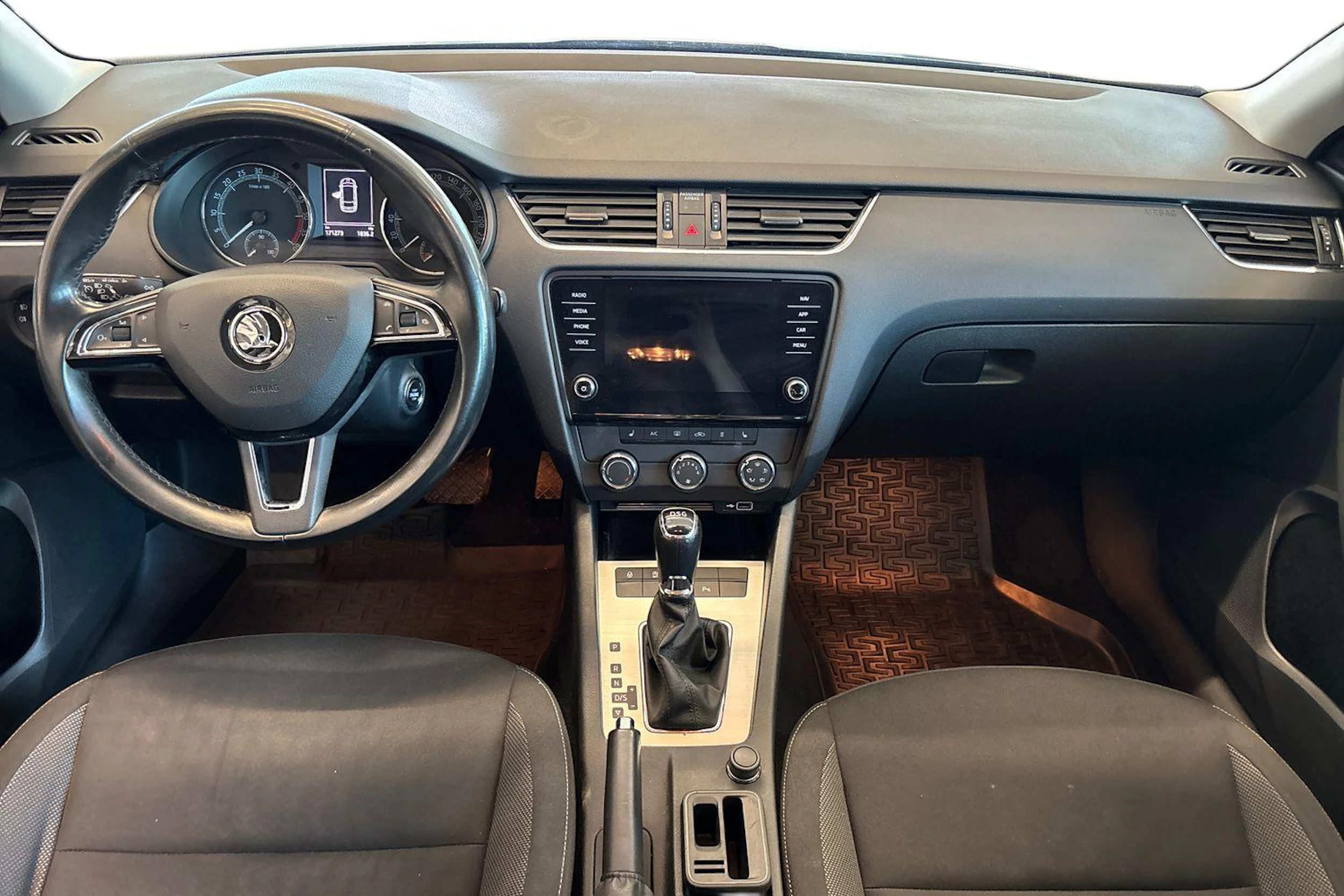 sininen Skoda Octavia 2018 kuva 7.