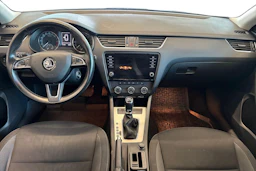 sininen Skoda Octavia 2018 kuva 7.