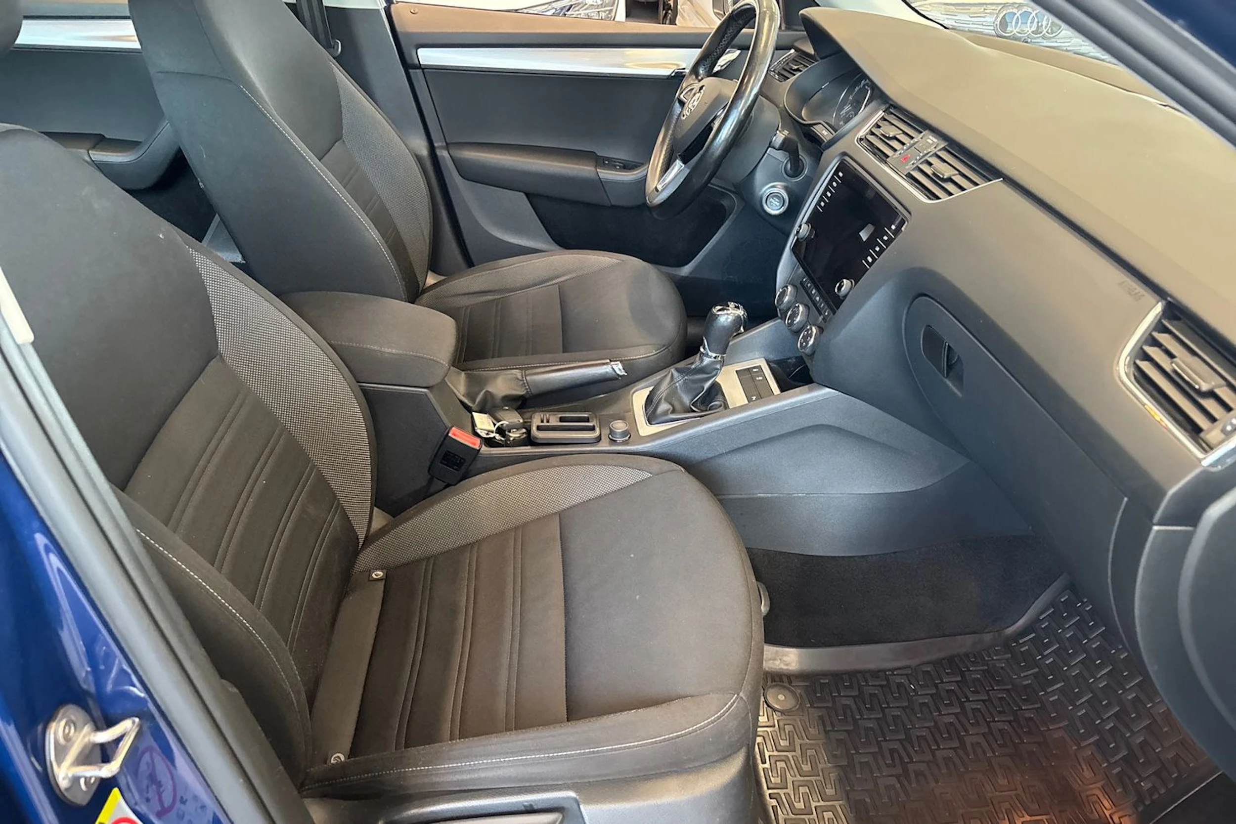 sininen Skoda Octavia 2018 kuva 13.