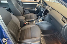 sininen Skoda Octavia 2018 kuva 13.