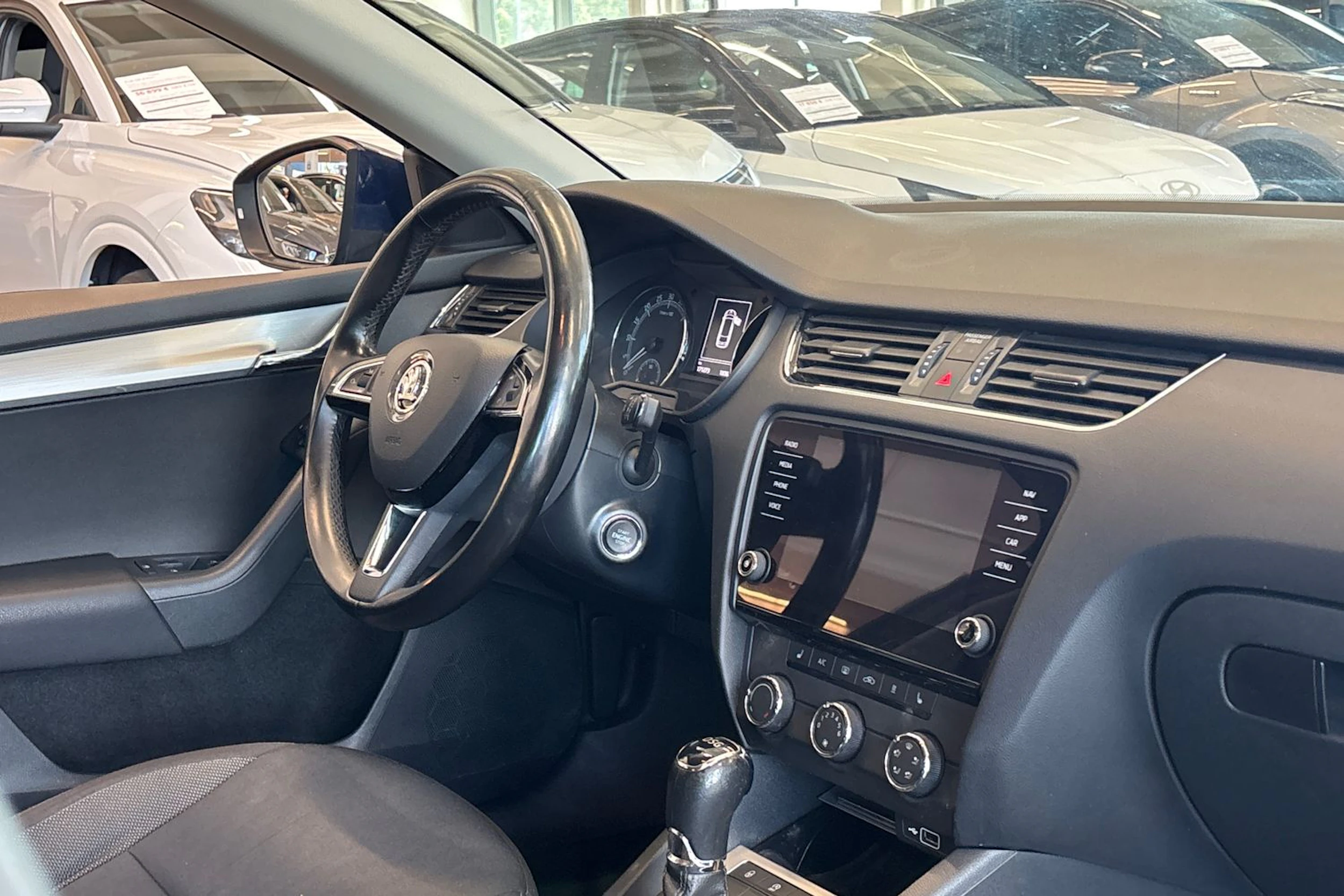 sininen Skoda Octavia 2018 kuva 14.