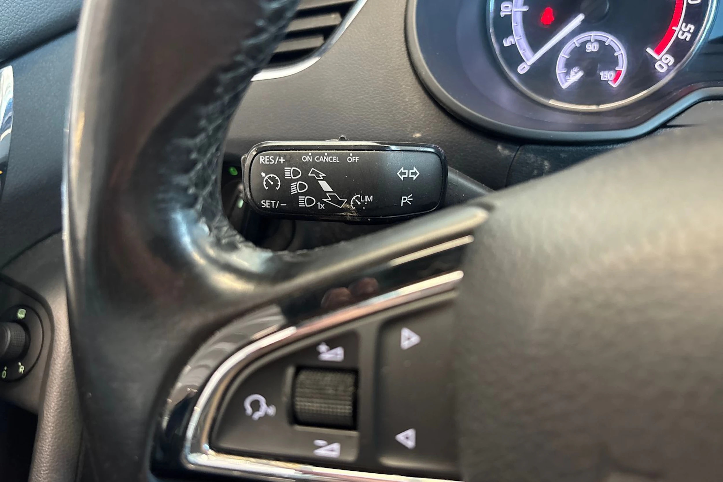 sininen Skoda Octavia 2018 kuva 17.