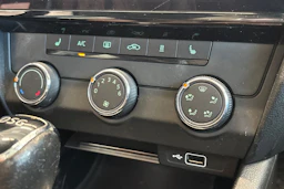sininen Skoda Octavia 2018 kuva 20.