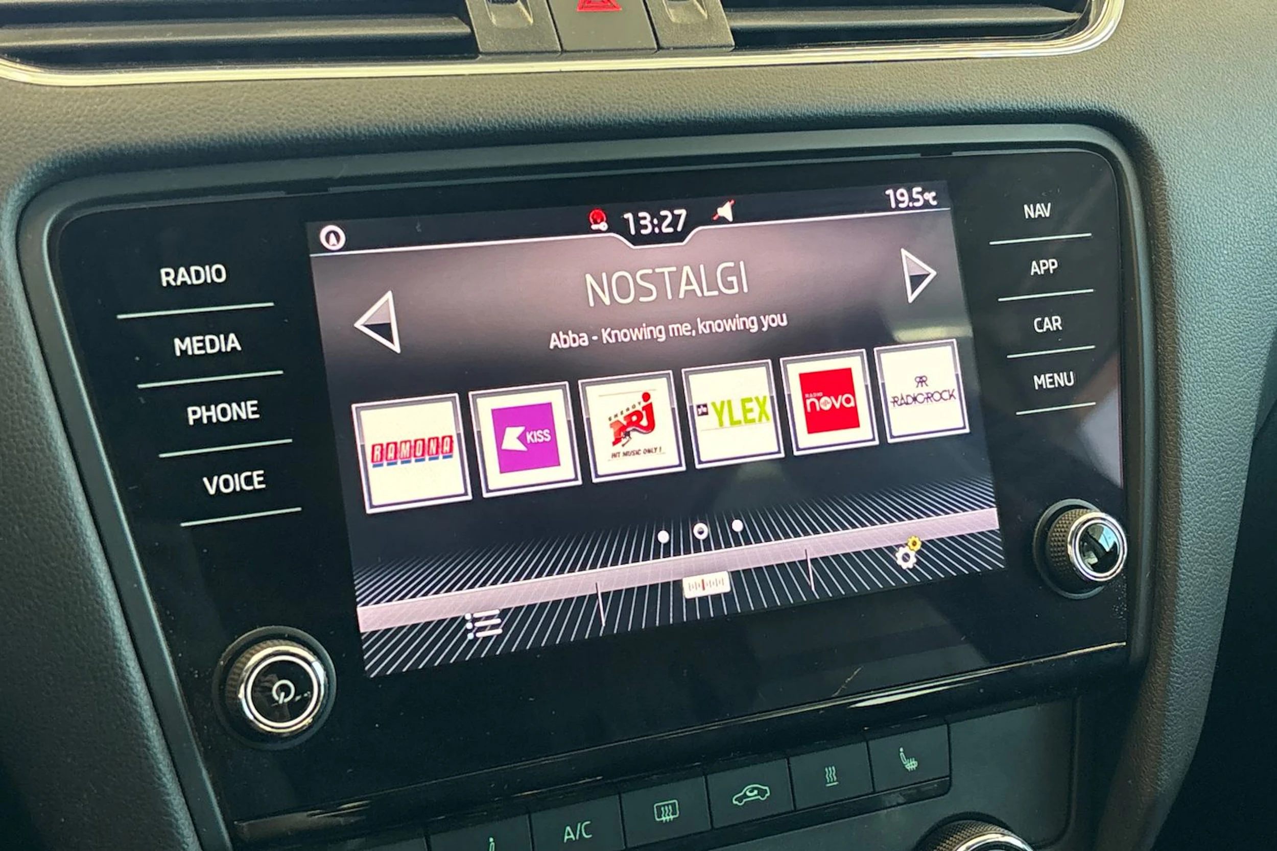 sininen Skoda Octavia 2018 kuva 21.
