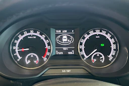 sininen Skoda Octavia 2018 kuva 28.