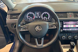 sininen Skoda Octavia 2018 kuva 29.