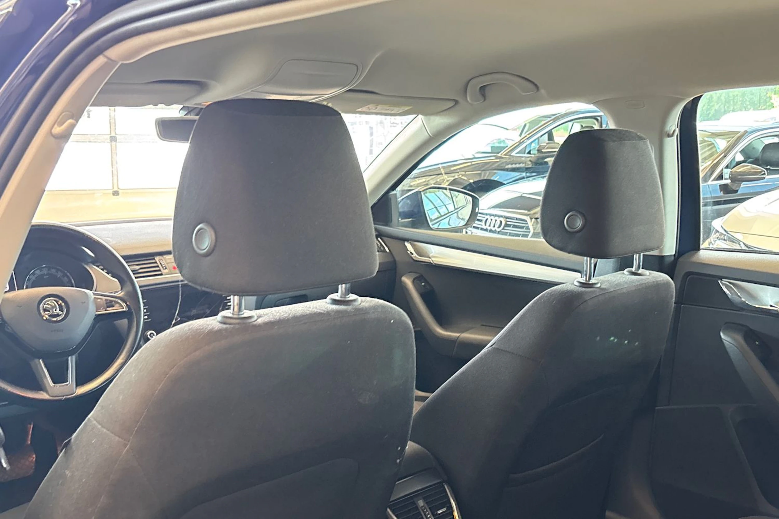 sininen Skoda Octavia 2018 kuva 37.