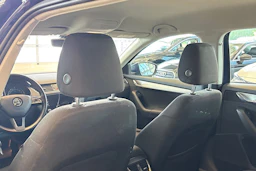 sininen Skoda Octavia 2018 kuva 37.