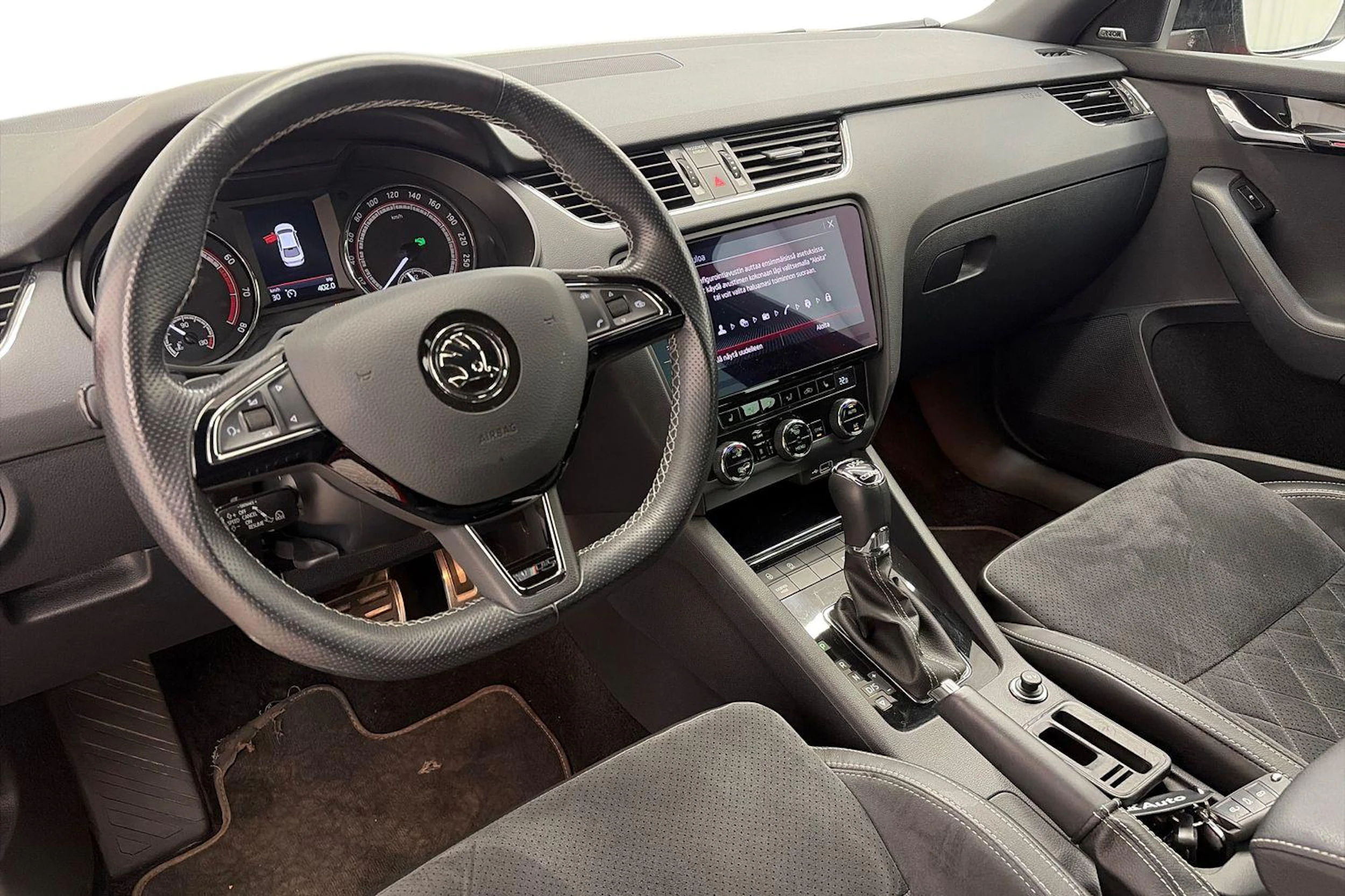 Punainen Skoda OCTAVIA 2018 kuva 6.