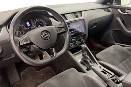 Punainen Skoda OCTAVIA 2018 kuva 6.