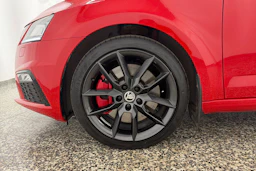 Punainen Skoda OCTAVIA 2018 kuva 10.