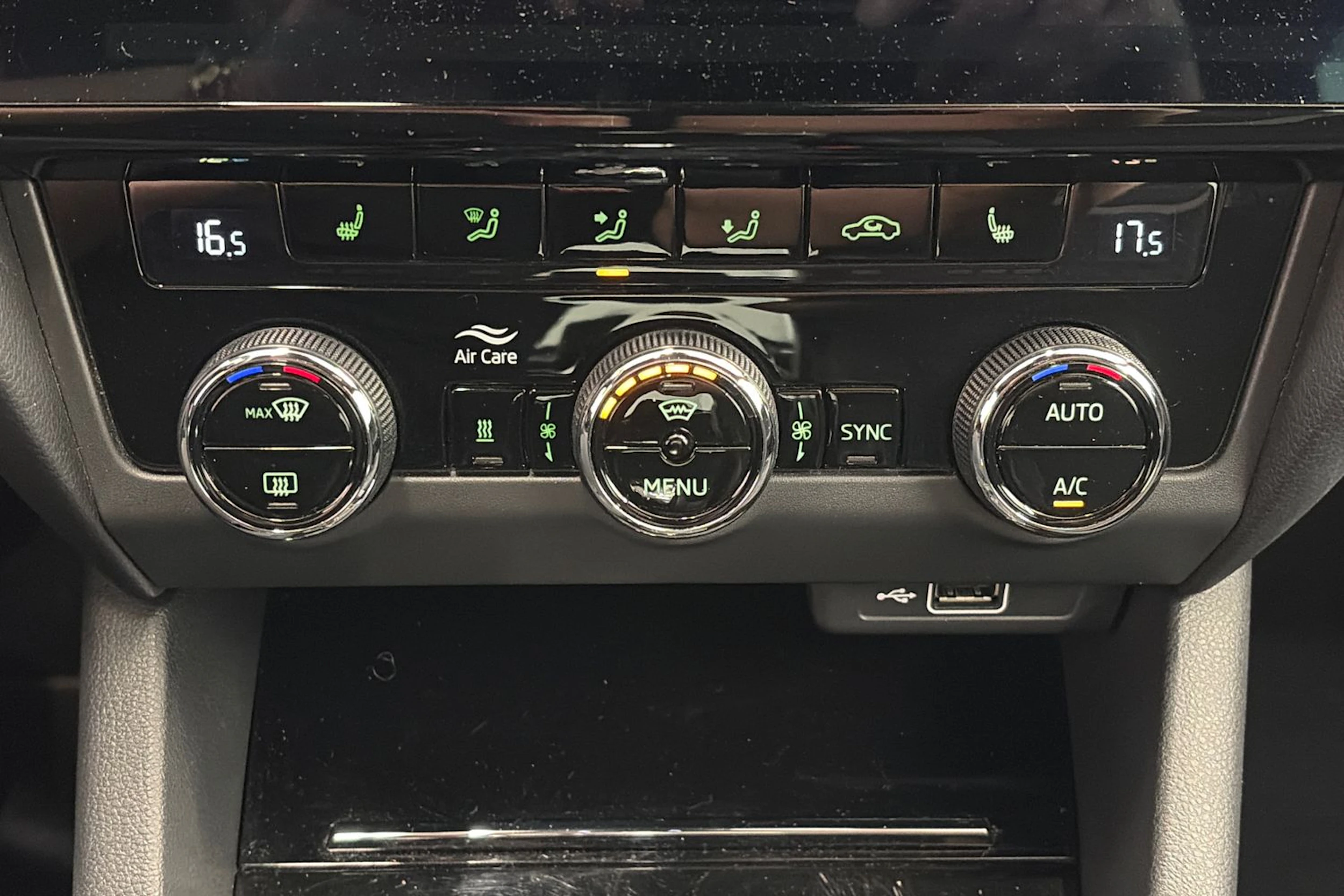 Punainen Skoda OCTAVIA 2018 kuva 27.