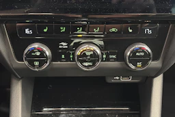 Punainen Skoda OCTAVIA 2018 kuva 27.