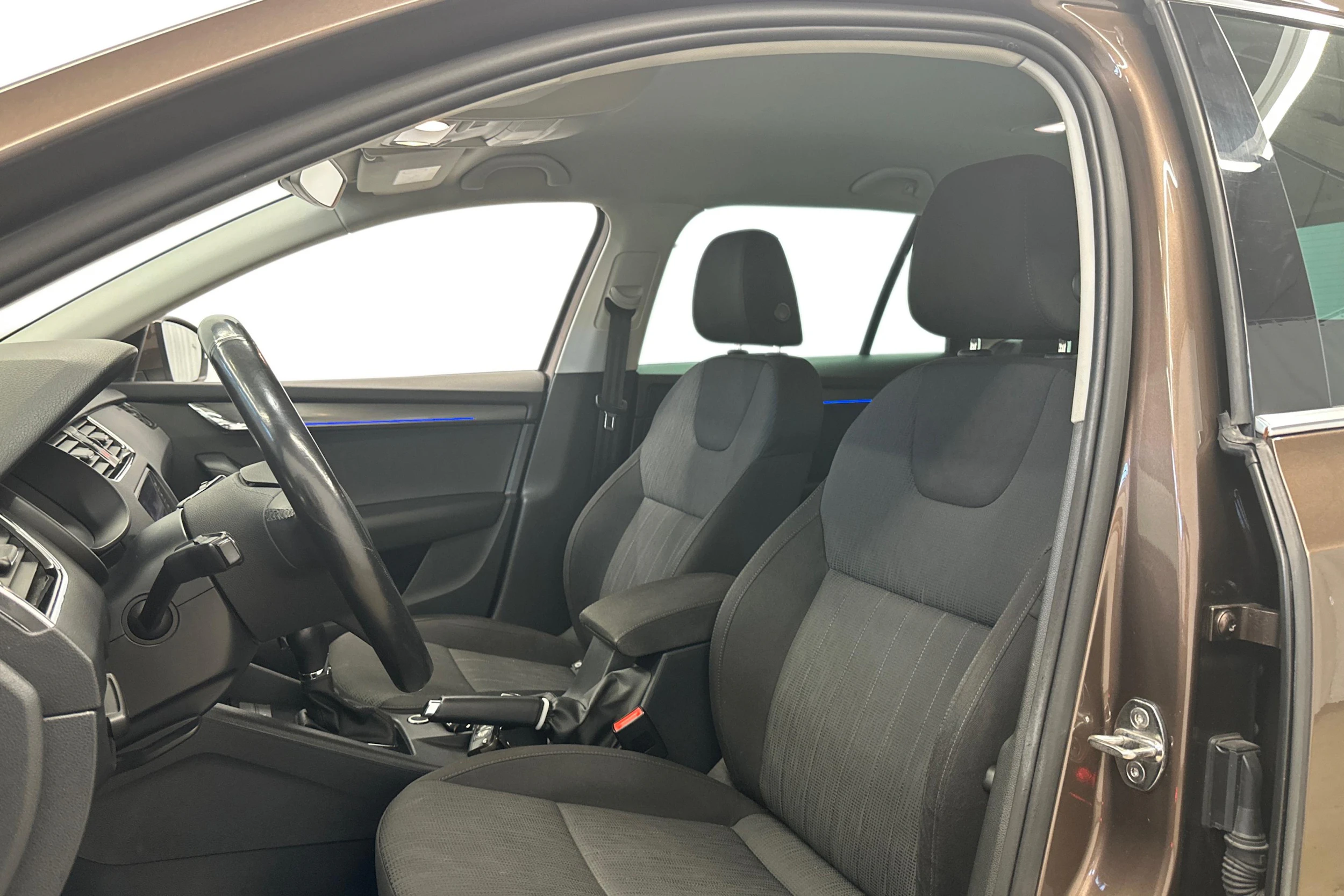ruskea (beige) Skoda Octavia 2019 kuva 6.