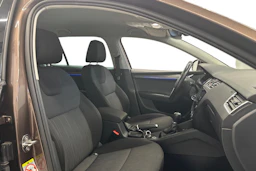 ruskea (beige) Skoda Octavia 2019 kuva 7.