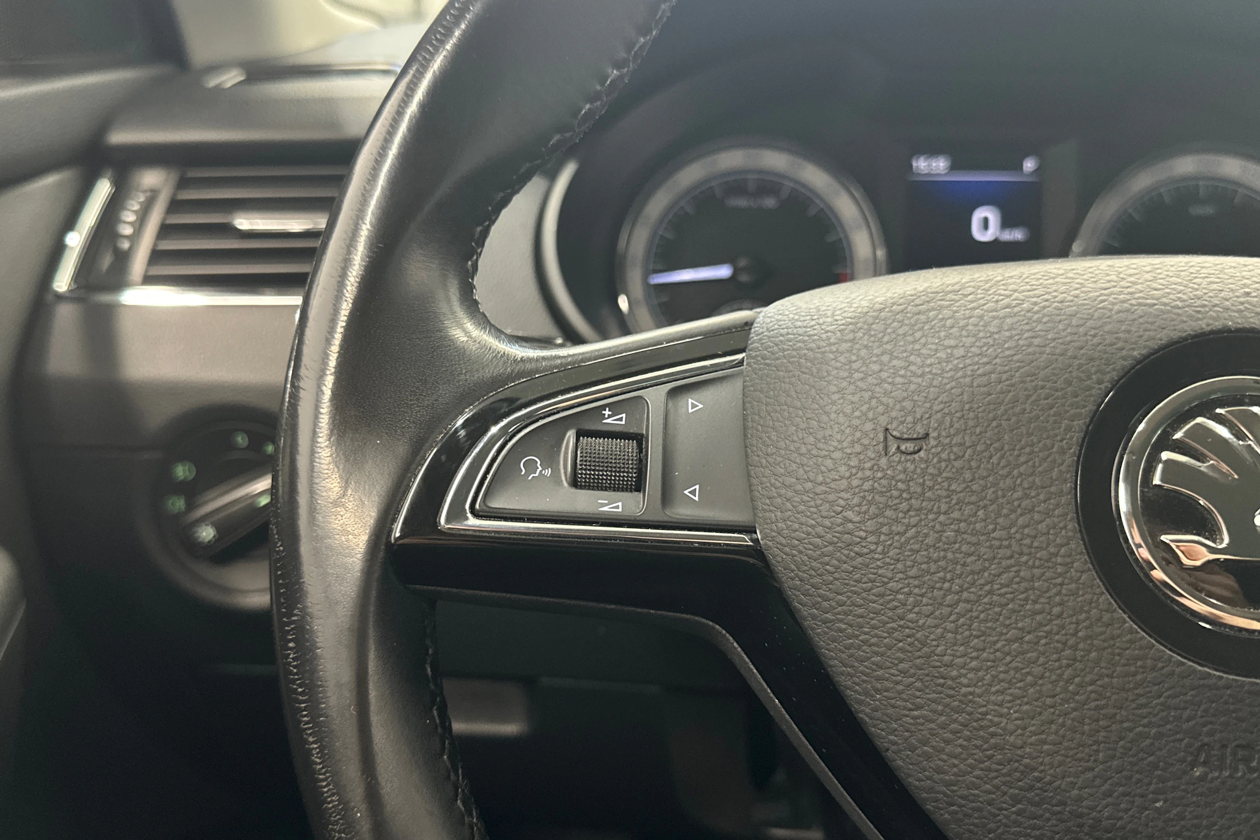 ruskea (beige) Skoda Octavia 2019 kuva 13.