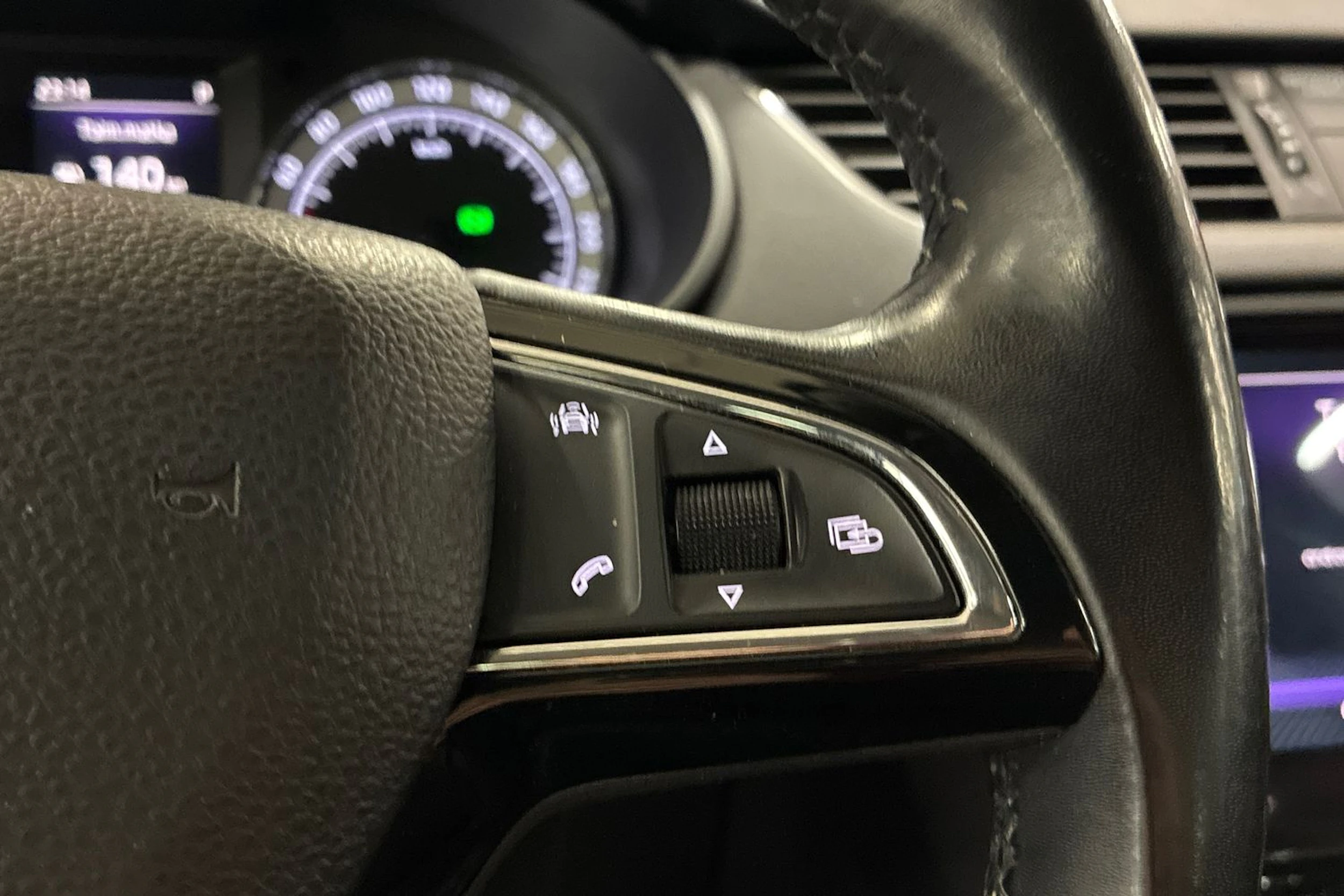 musta Skoda Octavia 2018 kuva 14.
